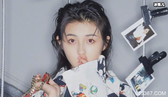 张子枫细心照顾小狗，是一个合格的铲屎官惹人喜爱
