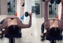 這角度我給五星好評!菜鳥教練練臥推 谷間開合畫面讓學員衝動-博狗扑克 蜗牛扑克 德州扑克跟我学