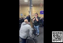 【EV扑克】趣闻 | 男子在德州扑克室向女友求婚，看看她是否答应！-博狗扑克 蜗牛扑克 德州扑克跟我学