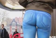 正妹彩繪「超緊繃」褲逛大街,路人被騙只有賓士男開窗看翻了-博狗扑克 蜗牛扑克 德州扑克跟我学