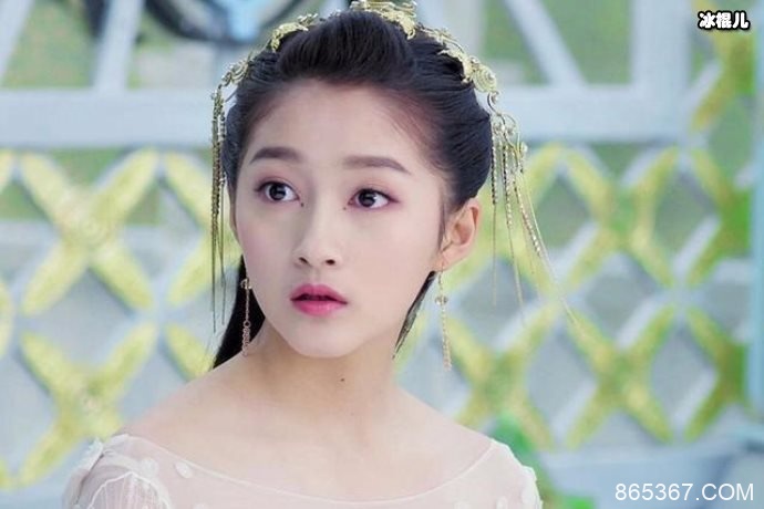 关晓彤有着童星光环也十分努力，现在变成闪光少女