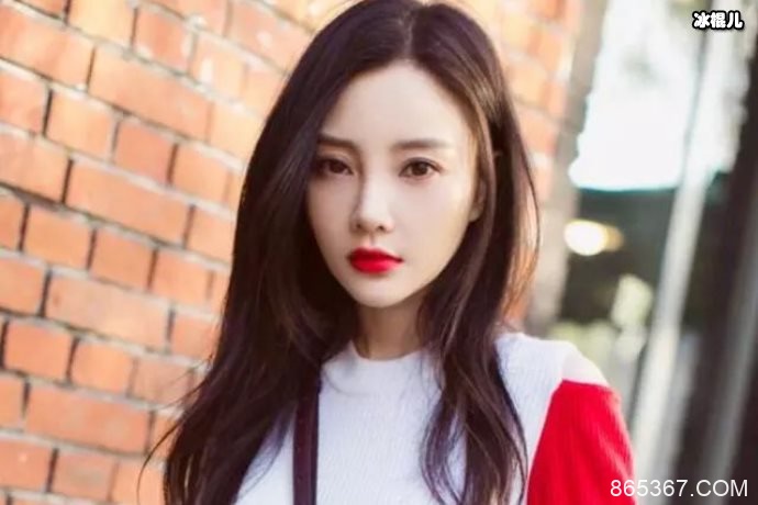李小璐一边直播一边准备新歌，网友称吸金力强