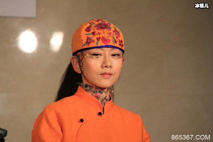 杨丽萍庆生59大寿风姿依旧，抬手摘果子画面太美不敢细看