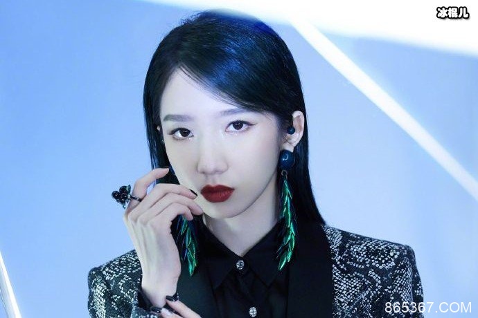 孟美岐带新学员跳舞，一展舞技风采大哥美炸天