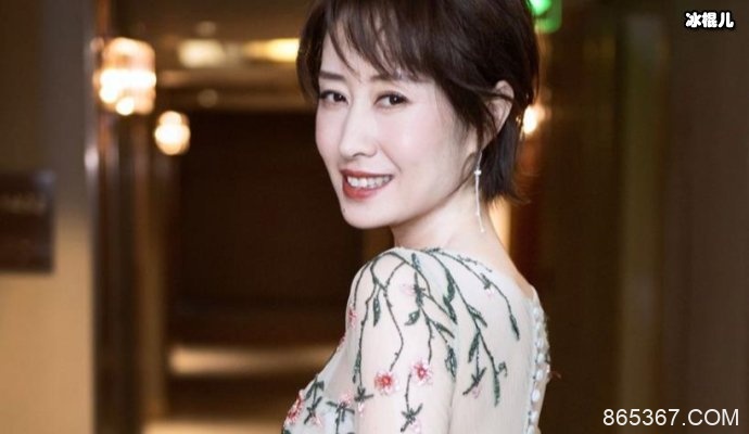 刘敏涛国际盛典获奖亲吻姚晨，两人同框画面好美