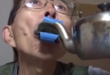 傻眼！沸水直接倒入口？ 日本爺爺發明「現泡茶」-博狗扑克 蜗牛扑克 德州扑克跟我学