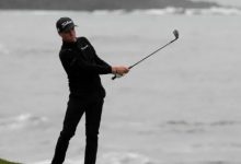 大发体育-圆石滩因航线饱和和大风而延误，克拉克领先1分，大发助力你的致富之路！-博狗扑克 蜗牛扑克 德州扑克跟我学