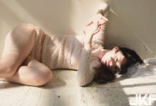 萌妹踢被露出蕾絲小褲❤迷糊無防備的「賴床寫真」太誘人！-博狗扑克 蜗牛扑克 德州扑克跟我学