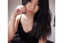 奶妹直播表演「煽情自摸」,網友眼尖:點點凸出來了!-博狗扑克 蜗牛扑克 德州扑克跟我学