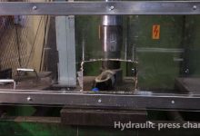 液壓機輾碎「裝滿曼陀珠可樂」瞬間，我也跟著爽噴了-博狗扑克 蜗牛扑克 德州扑克跟我学