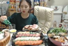 吃貨女主播，直接現殺８公斤鮭魚當吃貨！好殺啊！-博狗扑克 蜗牛扑克 德州扑克跟我学