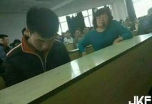 死到臨頭還不自知？！學生課堂上忘我低頭「使壞」～老師小宇宙大爆發-博狗扑克 蜗牛扑克 德州扑克跟我学