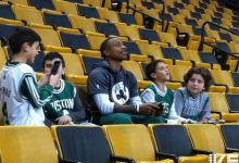 超爽的！ NBA球星用球場大螢幕打電動-博狗扑克 蜗牛扑克 德州扑克跟我学