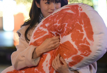 《請與廢柴的我談戀愛》那個肉抱枕居然開賣啦-博狗扑克 蜗牛扑克 德州扑克跟我学