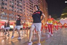 【EV扑克】大妈戴耳机跳广场舞, 大妈静音式广场舞你怎么看-博狗扑克 蜗牛扑克 德州扑克跟我学