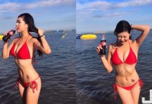 正妹沙灘曬乳「前後都有看頭」！紅色比基尼「各種撩人姿勢」超難移開視線！-博狗扑克 蜗牛扑克 德州扑克跟我学