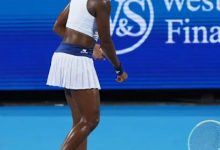 迈博体育 可可·高夫正在调整发球-博狗扑克 蜗牛扑克 德州扑克跟我学