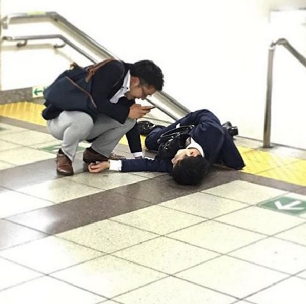 可能真的很累吧　不過恥力要夠高才有辦法這樣睡