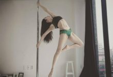 韓國妹表演慾一來,直接在路邊把路牌當鋼管用!「性感美腿」緊夾不放讓人想當路牌了-博狗扑克 蜗牛扑克 德州扑克跟我学