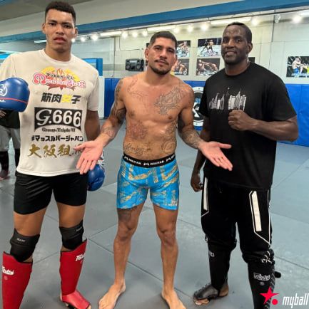 大发体育-亚历克斯在重量级比赛中击败乔恩,大发助力你的致富之路!