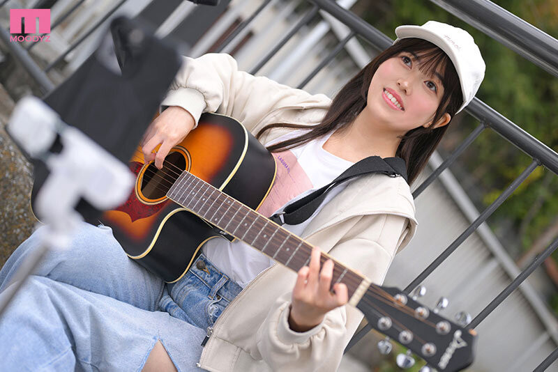 (MIFD-724)实在太穷了！街头歌手「白宫萌」牙一咬就拍A片惹！