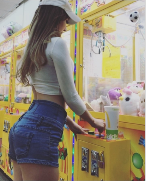 這我完全可以啊！翹臀美女夾娃娃機，火辣身材前凸後翹…拜託夾我好嘛！！