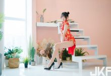 不能再高！　童顏美胸「Domo林忻」極致高衩旗袍挑戰新型態古典美！-博狗扑克 蜗牛扑克 德州扑克跟我学