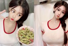 童顏正妹「恩兒」吃毛豆好誘惑，「超兇曲線」把圓領T撐好開！-博狗扑克 蜗牛扑克 德州扑克跟我学
