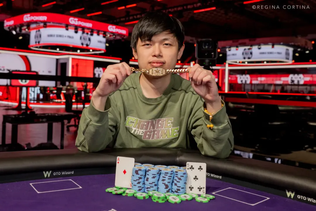 【EV扑克】生涯首进WSOP奖励圈即登顶!华人博士生Honghao Zhang斩获$1500六人桌金手链