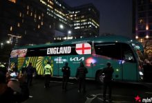 迈博体育 英格兰抵达墨西哥遭球迷辱骂,酒店外安保升级备战严峻考验-博狗扑克 蜗牛扑克 德州扑克跟我学