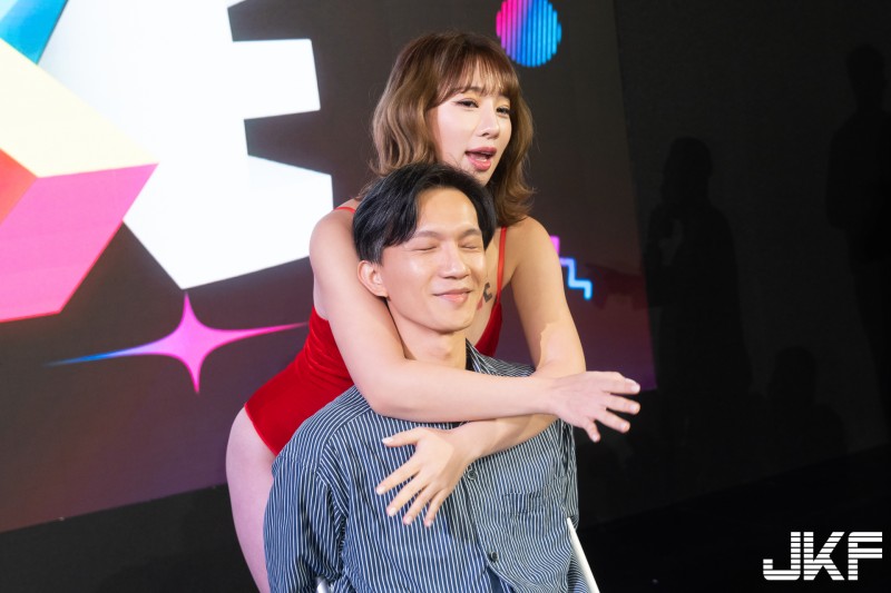韓國百萬美少女《Bitnara》台上互動猛貼背　幸運粉絲表情好享受！